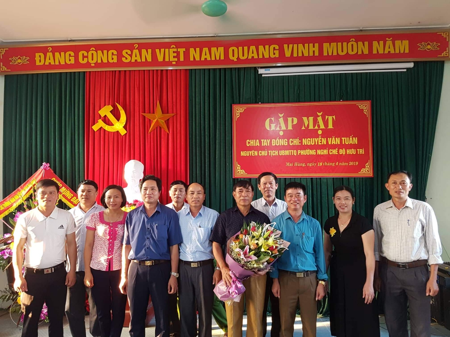 Các đồng chí trong TT Đảng ủy - HĐND - UBND, các đồng chí cán bộ, công chức chụp ảnh lưu niệm cùng đồng chí Nguyễn Văn Tuấn