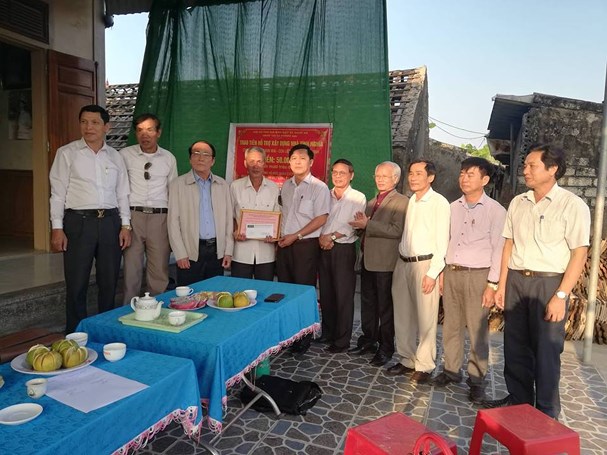 Trao tiền hỗ trợ xây nhà tình nghĩa cho gia đình liệt sỹ tại phường Mai Hùng
