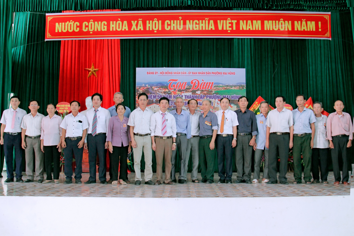 Các đại biểu chụp ảnh lưu niệm với các đồng chí Trong TT Đảng ủy - HĐND - UBND phường