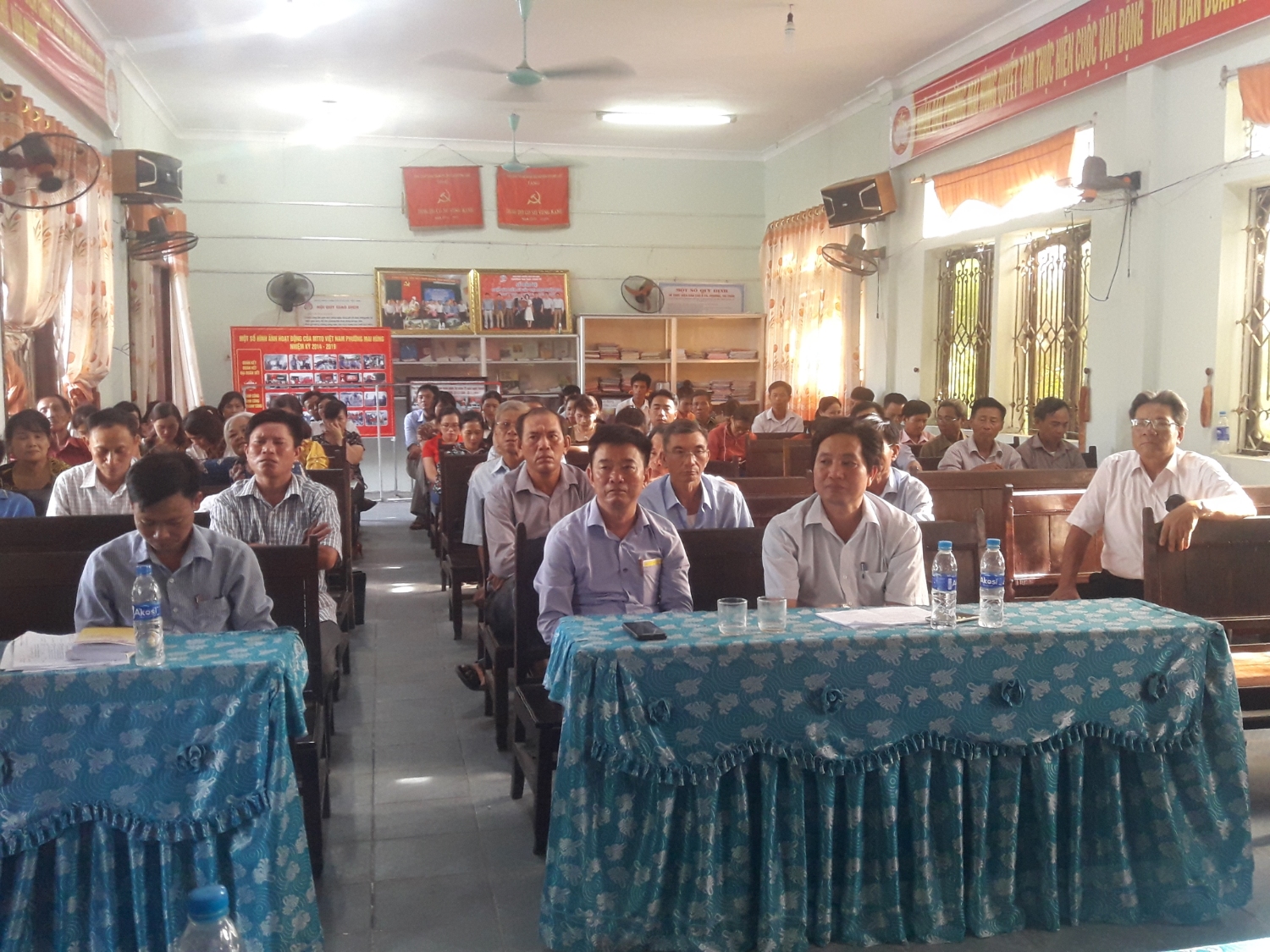 Các đồng chí cán bô, đảng viên (Đối tượng 5) phường Mai Hùng tham gia lớp bồi dưỡng kiến thức quốc phòng, an ninh