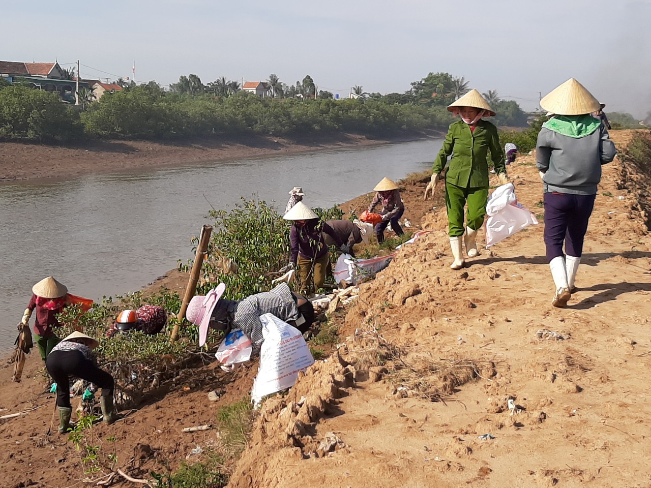 Đoàn viên thanh niên Đang thu gom rác trên sông Hoàng Mai