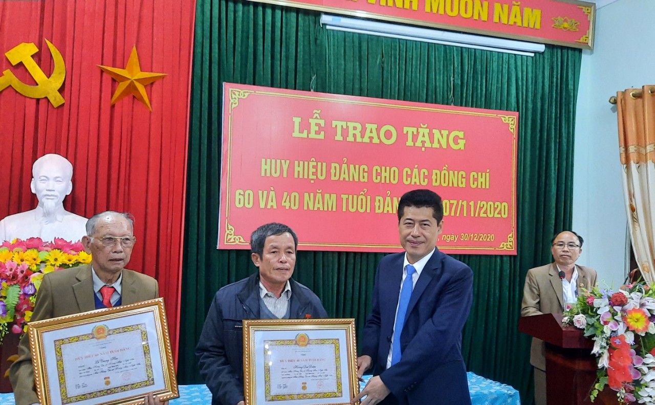 Đ/c Lê Trường Giang, Bí thư thị ủy Hoàng Mai trao huy hiệu Đảng cho các đồng chí đảng viên
